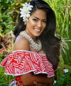 Easy Hawaiian Hairstyles, Hawaiian Luau Hairstyles, Hawaii Hairstyle, Samoan Dress, Hawaiian Hairstyles, Hawaiian Woman, Embrace Natural Beauty, Traditional Hairstyle, Hawaiian Culture