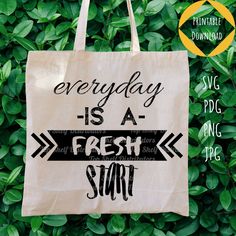 a tote bag with the words everyday is a fresh start on it and an arrow