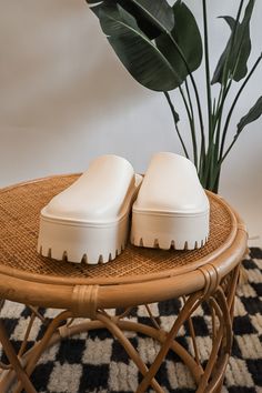 Riviera Lug Sole Platform Clogs These Clogs Run True To Size Medium-Wide Width Foam Material A3 Platform Clogs Outfit, White Clogs, Slippers Outfit, Clogs Outfit, Platform Clogs, Platform Slippers, Lug Sole, Flat Boots, Cute Shoes