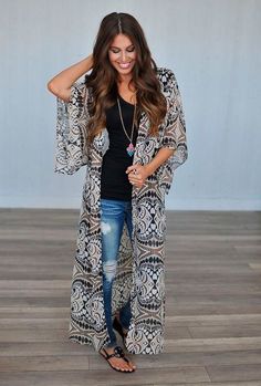 30 buenas ideas para llevar un kimono (muy) largo. #bohostyle #bohemianstyle #style #fashion #boho#bohofashion Stile Hippie Chic, Summer Casuals, Summer Vogue, Kimono Styles, Gilet Kimono, Kimono Outfits, Casually Chic, Kimono Outfit, Mode Kimono