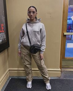 Crocs Echo Clog Outfit Black Women, Essentials Hoodie Outfit Ideas, Outfits With Beanies Black Women, New Balance Outfit Women Street Styles, New Balance 2002r Outfit Black Women, Essentials Hoodie Outfit, Gray Hoodie Outfit, Fly Fits, Outfit Inso