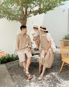 Family Matchy Outfits, Family Occasion Outfit, Family Of 9 Photoshoot, Korean Family Aesthetic, Ootd Couple, Family Photo Studio, Family Potrait, Mom Daughter Outfits, Mother Daughter Fashion