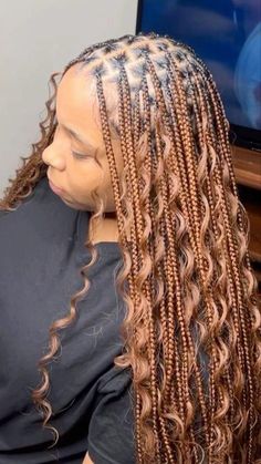 Brown Goddess Braids For Black Women, Colour 30 Boho Braids, Boho Braids Light Brown, December Hairstyles For Black Women, Auburn Boho Knotless Braids, Brown Goddess Knotless Braids, Brown Braided Hairstyles, Light Brown Goddess Braids, Hairstyles For December