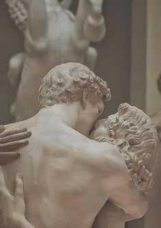 there is a statue of two people hugging each other