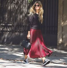 Robe Diy, Red Pleated Skirt, Rok Outfit, Pleated Skirt Outfit, Trendy Skirts, Skirt Maxi, Red Skirts