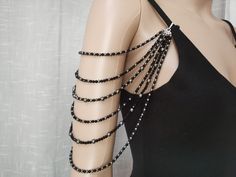 Arm chain made with pearls and crystals.  Glittering on the move, it's a great accessory to your gown.    Color:BLACK 2 pieces per order Material: glass 4 layers of pearl shoulder chain, the first layer of pearl chain is about 27 cm, and the last layer is about 39 cm. 4 layers of pearl shoulder chain, the first layer of pearl chain is about 27 cm, and the last layer is about 42 cm.   5 layers of pearl shoulder chain, the first layer of pearl chain is about 27 cm, and the last layer is about 47 c Diy Body Chain, Wardrobe Build, Wedding Sleeves, Arm Jewelry, Body Chains, Black Bridal, Fashion Sewing Tutorials, Vintage Fans, Diy Body