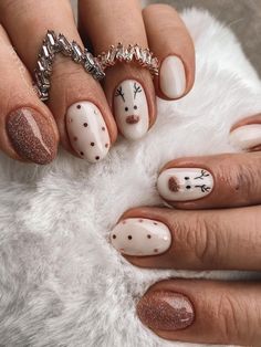 short Christmas nails: shimmery brown and white with Rudolph December Nails, Milky Nails, Short Gel Nails, Cute Christmas Nails, Christmas Nails Easy, Christmas Gel Nails, Cute Gel Nails, Winter Nail Designs, Festival Nails