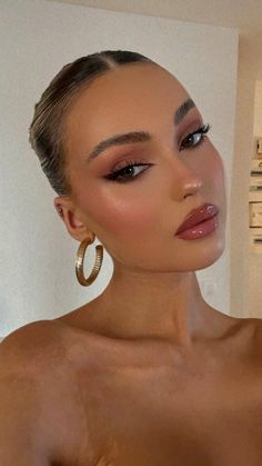 Color Eye Makeup For Brown Eyes, Summer Formal Makeup, Elegant Party Makeup, Natural Blue Makeup Looks, Red Shirt Makeup Ideas, Medium Glam Makeup, Vegas Wedding Makeup, Soft Sultry Makeup, Dusty Pink Makeup Look