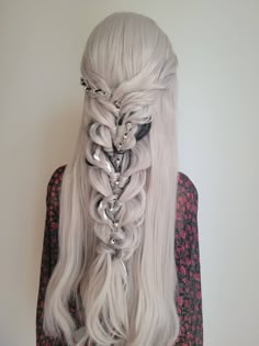 Video in link 💀 Long White Hair Hairstyles, Midevil Hairstyles, Braided White Hair, White Hair Braids, White Braided Hair, Royal Hairstyle, Hairstyle Scarf, Fantasy Hairstyles, Targaryen Hair