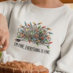 🎄 SWEATSHIRT ""I'M FINE, EVERYTHING IS FINE"" - Kuscheliger Urlaubskomfort!" 🎁 PERFEKTES WEIHNACHTSGESCHENK ODER FESTLICHES GESCHENK! "Bleib gemütlich und drücke deine wahren Gefühle in dieser festlichen Jahreszeit mit unserem urkomisch ehrlichen ""I'm Fine"" Sweatshirt aus." Vervollkommnen Sie für die kalten Wintertage, Feiertagstreffen, oder einfach, um das Weihnachtschaos in Komfort zu überleben! Dein perfekter Weihnachtspullover! ✨ WARUM SIE DIESEN SWEATSHIRT LIEBEN WERDEN: * Hochwertiges Baumwollmischmaterial * Innen super weich gebürstet * Gemütliche gerippte Bündchen und Saum * Langlebiger Druck, der nicht reißt oder verblasst * Perfektes Wintergewicht * Exklusives Design, das Sie nirgendwo anders finden 📏 GRÖßETABELLE: * Klein (UK 8-10) * Mittel (UK 12-14) * Groß (UK 14-16) * XL I'm Fine, Everything Is Fine, Les Sentiments, Mens Outfits, Sweatshirts, Clothes