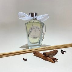 Difusor de Aromas de Varetas - Especiarias - Cheiro de Flor SOBRE Não tem nada como chegar me casa e já sentir aquele cheirinho de aconchego. Os nossos aromatizadores de ambiente são feitos com essências de alta qualidade e sofrem um longo processo de maceração antes de serem envasados. Isso faz com que a essência fixe melhor no veículo e o perfume exale por mais tempo. As varetas que acompanham o frasco de vidro de formato piramidal são de 25 cm, dessa forma, cabem em pequenos espaços de nichos