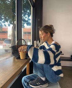 What To Wear With Jean Jacket, Different Clothing Aesthetics Types, Jumper And Jeans Outfit, Streetwear Fashion Women Street Styles, Striped Jeans Outfit, Outfit With Glasses, Fall Outfits Inspiration, Outerwear Outfits, Short Jean Jacket