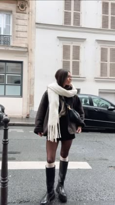 wearing it everyday this winter Paris During Winter, Best Autumn Outfits, Aesthetic Looks Winter, Winter Outfit City, Paris Outfit Inspo Winter, Nyc Winter Outfits Going Out, Paris Inspo Outfit, Paris Outfit Autumn, Paris In The Winter Outfits