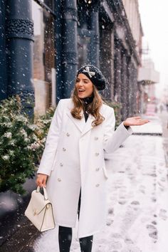 winter coat 2025 Gal Meets Glam Winter, White Coat Outfit, Winter White Outfit, Winter Layers, Julia Berolzheimer, Coat Outfit, Gal Meets Glam, Long Trench, Womens Fashion Inspiration