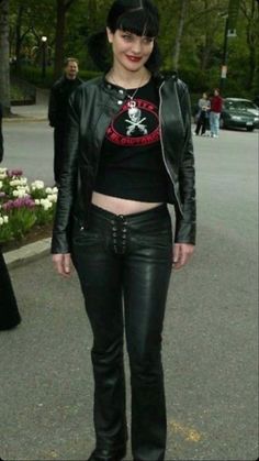 90 Emo Style, 70s Metalhead Fashion, 90s Numetal Fashion, Serena Mtv Downtown Cosplay, Gothic 90s Fashion, Goth Rockstar Outfits, 2000 Mall Goth, Mallgoth Outfits 90s, 2000s Edgy Fashion