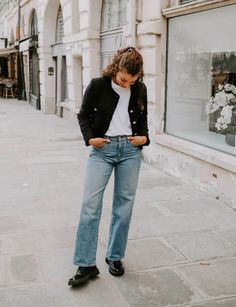 Looking for some chic outfit inspiration? Get inspired by my Paris outfits! lady jacket outfit with oxfords Oxford Hoodie Outfit, Denim Jacket French Style, Lady Jacket Outfit, Jean Jacket French Style, Classic Capsule Wardrobe, Timeless Outfits, Classic Trench Coat, Tailored Shorts