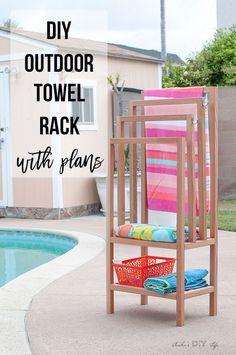 an outdoor towel rack next to a pool with towels on it and text overlay that reads diy outdoor towel rack with plans