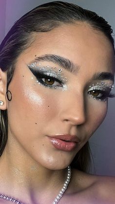 Silver Makeup With Rhinestones, Silver Fantasy Makeup, 2023 Prom Makeup, White Silver Eye Makeup, Space Makeup Futuristic Make Up, Silver Sparkle Makeup, Silver Halloween Makeup, Silver Glitter Makeup Looks, Silver Rhinestone Makeup