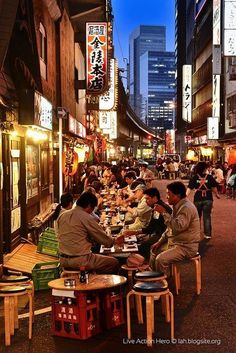 Street delious food in Japan Japanese Food Street, Tokyo Izakaya, Tokyo Lifestyle, Japan Shinjuku, Tokyo Cafe, City Tokyo, Tokyo Streets