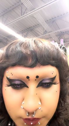 Alt Eyebrow Shapes, Cool Eyebrows, Circle Eyebrows, Dot Eyebrows, Shaved Eyebrows Makeup, Creative Eyebrows, Star Eyebrows, Goth Brows