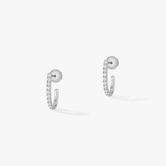 These 18 carat white gold pavé diamond hoop earrings, fully handcrafted and set with brilliant cut diamonds, are part of the Gatsby luxury jewelry collection. The XS version was developed to perfectly fit the curve of the lobes. Luminous and minimalist, the Messika luxury earrings for women are a basic must-have of a jewel box, it will easily match any of your outfit. The radiance of the precious metal perfectly enhances the diamond brilliance and purity. Fall for the white gold XS hoop diamond Messika Earrings, Buccellati Jewelry, Gold Diamond Hoop Earrings, The Bling Ring, White Gold Diamond Earrings, Luxury Earrings, Gold Diamond Earrings, Bling Rings, Diamond Hoop Earrings