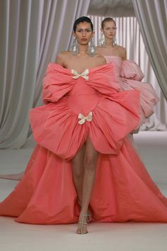 Giambattista Valli Couture Spring Summer 2023 Paris – NOWFASHION Giambattista Valli Couture, 2023 Couture, Haute Couture Designers, Fashion Jobs, Runway Fashion Couture, Fashion Design Patterns, Vogue Dress, Spring Couture, Hot Pink Dresses