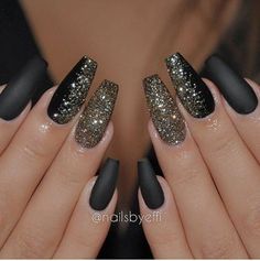 To begin the new year with a dazzling style, here are some exciting New Year nail ideas you can try to make your New Year’s Eve party truly memorable. New Years Eve Nails, Black Nail Art, Gold Nail, Super Nails, Ombre Hair Color, Sparkly Nails, New Year's Nails, Prom Nails, Nail Arts