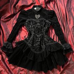 Halloween Outfits Goth, Gothish Fashion, Victorian Goth Clothes, Romantic Gothic Fashion, Gothic Vampire Aesthetic Outfit, Goth Vampire Outfit, Vampire Style Outfits, Gothic Fashion Aesthetic, Vampire Inspired Outfits