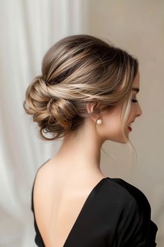 Chignon für kurze Haare: 36+ schicke Varianten - hairtastic.de Short Up Do Hairstyles, Chignon Simple, Hair Chignon, Bride Hairstyles Updo, Wedding Hairs, Shaggy Bob Hairstyles, Short Hair Bride, Chin Length Haircuts, Chic Short Haircuts