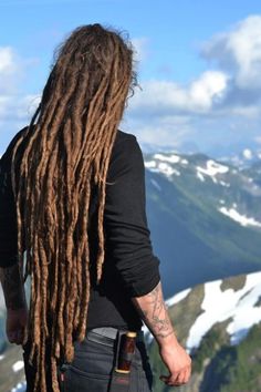 Super long dreadlocks! And such an inspiring mountain scene. I wanna be where he is <3 White Dreads, Hair Dreads, Dreadlocks Men, Natural Dreads, Dreadlock Hairstyles For Men, Dreadlock Styles