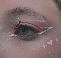 White Makeup Looks Aesthetic, White Fairy Eyeliner, White Eyeliner Makeup Aesthetic, White Liner Looks, Cool Make Up, Cute Graphic Liner, White Makeup Ideas, White Liner Makeup Looks, Cool Eyeliner Designs