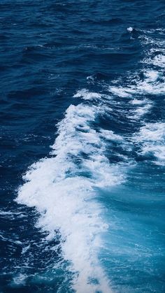 the back end of a boat traveling through the ocean