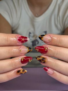 Red And Gold Nails Aesthetic, Fun Tortoise Nails, Red Nails With Tortoise Shell, Red And Turtle Shell Nails, Leopard Hibiscus Nails, Tortoise Nails With Red, Almond Nails Tortoise, Tortoise Almond Nails, Tortoise Shell And Red Nails