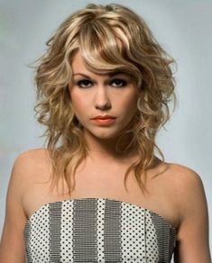 Natural Beauty Care, Medium Layered Haircuts, Medium Curly, Layered Bob Hairstyles, Short Haircut, Curly Hair Cuts, Hair Pictures, Stylish Hair, Medium Length Hair Cuts