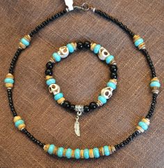 Girocollo e Bracciale Nativi Americani con Turchesi, Terracotta, Perle Nere e Teschietti in Pietra color Avorio Mens Beaded Necklaces, Crystal Bead Jewelry, Diy Bracelet Designs, Jewelry Accessories Ideas, Skull Earrings, Bead Jewellery, Seed Bead Jewelry, Bracelet Designs