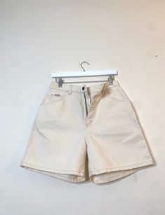 Vintage 90s 00s high rise mom jean shorts  Off white / cream slightly Heather look  Ultimate 90s jorts Perfect preloved condition  Vintage Lee denim shorts  Zipper and button enclosure  Super soft  Tag size 12M Approximate Measurements: Taken Flat Waist 14.5" Hip 22" Leg Opening 11.5" Inseam 4.5" Overall Length 17.5" Short Mom, Vintage Mom Jeans, Mom Jeans Shorts, Vintage Mom, Jean Vintage, Lee Denim, White Denim Shorts, High Rise Mom Jeans, 90s 00s