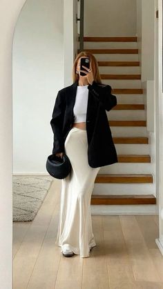 White Satin Skirt, Silk Skirt Outfit, Looks Adidas, Satin Skirt Outfit, Rok Outfit, Chique Outfit, Long Skirt Outfits, Outfit Trends