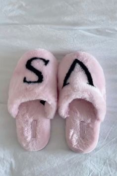 victoria secret pink slippers Slippers Victorias Secret, Victoria Secret Chair, Victoria's Secret Slippers, Victoria’s Secret Slippers, Pink Fur Slippers, Pink Christmas Gift Ideas, Girly Birthday Gifts, Girly Stuff To Buy, Pyjama Victoria Secret