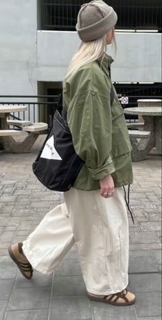 Oil Green Outfit, Utilitarian Fashion Street Style, Gorpcore Fashion Women, Streetwear Fashion Spring 2024, Fall 24/25 Trends, Preppy Streetwear, Japan Style Fashion, Normcore Outfits, Japan Streetwear