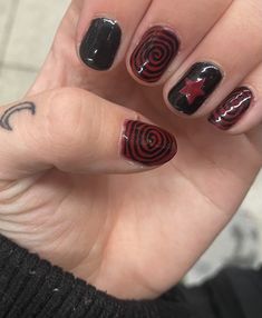 Nail Idea Grunge, Masculine Acrylic Nails Short, Emo Short Nail Designs, Black A Red Nails, Black Nails Real Nail, Black Small Nails Design, Star Swirl Nails, Grunge Short Nail Designs, Grunge Nails Inspo Aesthetic