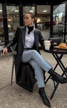 Black Wool Jacket Outfit, Leather Bag Outfit, Leather Trench Coat Outfit, Fall Italy Outfits, Chic Boots, Overalls Outfit, Italy Outfits, Vsco Girl, Paris Outfits