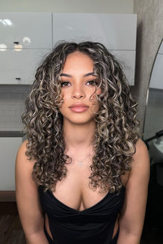 Layered curly hair cut, showcasing volume and definition. 2c Hair Color Ideas, Layered Haircut On Curly Hair, Cool Tone Curly Hair, Curly Haircut Long Hair, Face Framing Bangs Curly Hair Round Face, Money Piece Balayage Curly Hair, Layered 2c Hair, Hair Color Curly Hair Ideas, Curly Hair Cuts Layers