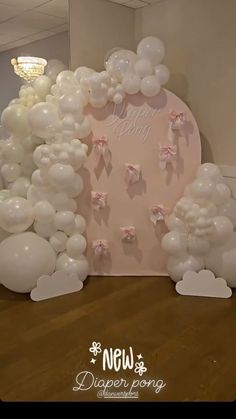 balloons are arranged in the shape of an arch