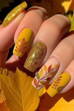 For a fall nail design, imagine warm and earthy tones that reflect the season. Deep burgundy, burnt orange, mustard yellow, and rich browns dominate, often complemented by gold accents or subtle glitter. Common themes include leaves, pumpkins, or plaid patterns, giving a cozy, autumnal vibe. Pakiranje Poklona, Nails 2025, Nail Art Simple, Fashionable Nails, Nails Autumn, Green Nail Designs, Short Nails Art, Thanksgiving Nails