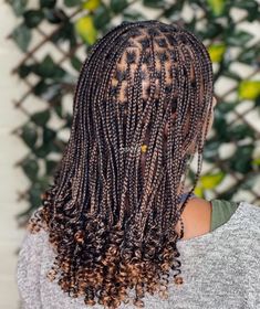 Shoulder-Length Knotless Braids with Curled Ends Shoulder Length Box Braids, Bob Braids Hairstyles, Short Box Braids, African Hair Braiding Styles, Braided Cornrow Hairstyles, Cute Box Braids Hairstyles, Twist Braid Hairstyles