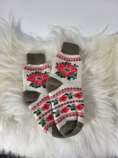 100% Pure wool socks - Women Christmas 🎄 gift 🎁  Buy now for coming warm winter  Buy for beloved ❤ one and add gift message I will send it on behalf of you.  Size : 12 inches from top to bottom. Made My Buy It Weinachten, Womens Socks, Women Christmas, Wool Socks, Snowflake Designs, Gift Message, Christmas Gifts For Women, Socks And Hosiery, Gift Christmas