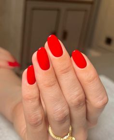 Red oval shaped nails Oval Acrylic Nails, Oval Shaped Nails, Bright Red Nails, London Nails, Casual Nails, Fabulous Fall, Oval Nails, Minimalist Nails, Classy Nails