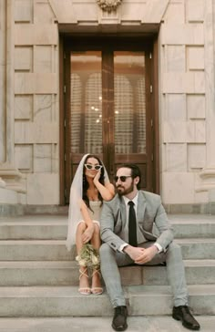 wedding photoshoot Courthouse Steps Wedding Photos, Pre Wedding Shoot Ideas City, Cool Pre Wedding Photoshoot, Engagement Photos Veil, Wedding Poses Courthouse, Wedding At Courthouse, Court House Engagement Pictures, City Wedding Elopement, Civil Wedding Shoot