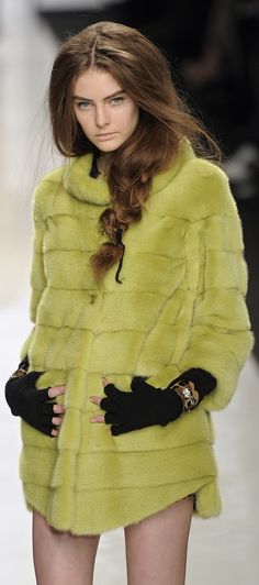 Simonetta Ravizza (=) Fabulous Furs, Fur Accessories, Fur Fashion, Milan Fashion, Look Chic, Bright Green, Winter Wear, Fur Jacket, Beautiful Fashion