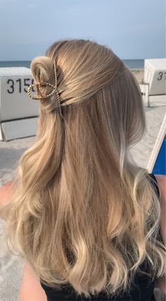 Hairstyles For Long Hair For Work, Autumn Hair Styles, Pinned Up Hair, Hairstyles For Blonde Hair, London Hairstyles, Blond Hair Girl, Clean Girl Hairstyle, Hair Inspo Long, Blonde Hair Natural